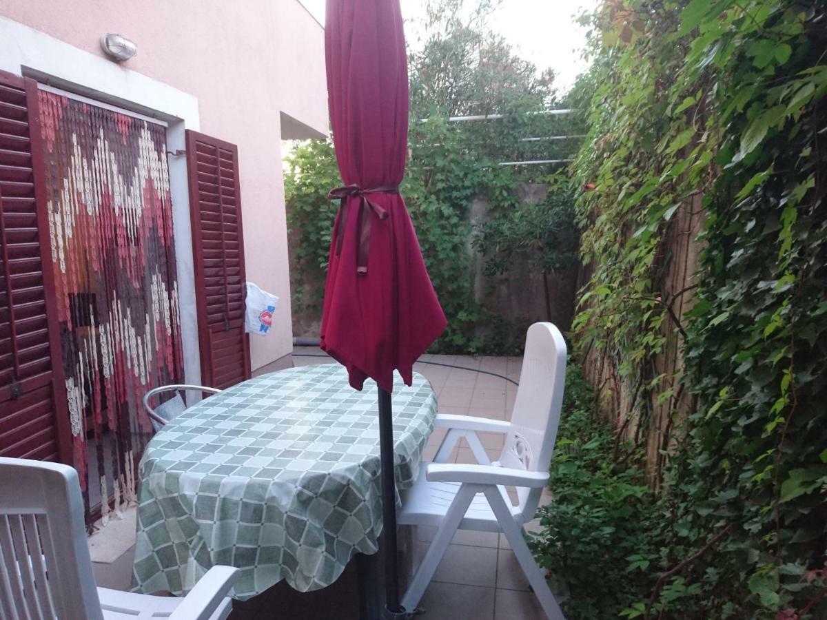 Laura And Nevio Apartments And Rooms Cres Bagian luar foto